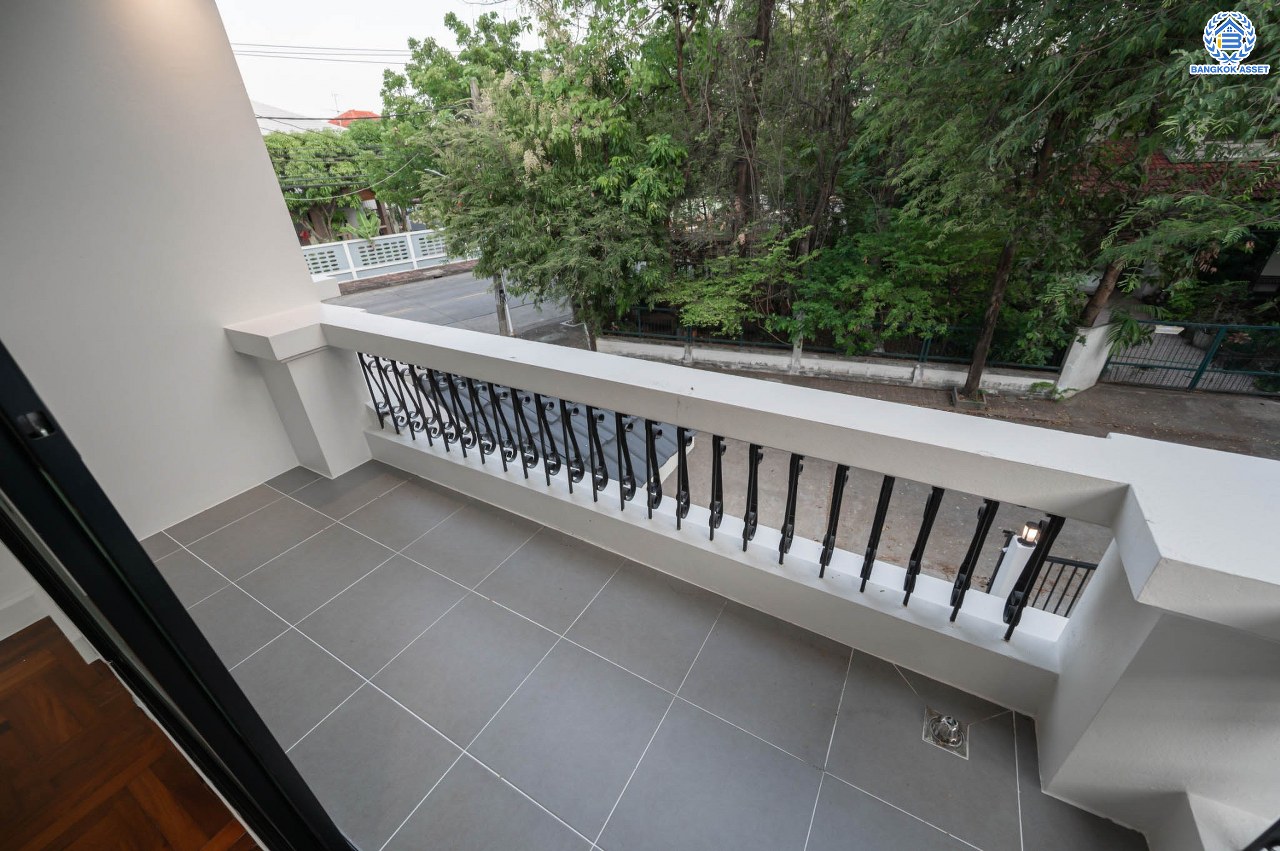 บ้านมือสองตกแต่งใหม่ คุณภาพแบรนด์ LH โครงการ ชลลดา บางบัวทอง เนื้อที่ 99 ตร.ว. ตกแต่งหรูหรา ฟังก์ชันจัดเต็ม 3 ห้องนอน 3 ห้องน้ำ จอดรถได้ 1 คัน พร้อม Facilities ครบ! บนทำเลคุณภาพ เชื่อมต่อได้หลายเส้นทาง ใกล้เซ็นทรัลเวสต์เกต และรถไฟฟ้า "สถานีบางพลู"